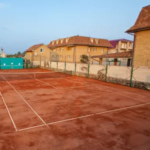 Профессиональный теннисный корт с участком под строительство на море