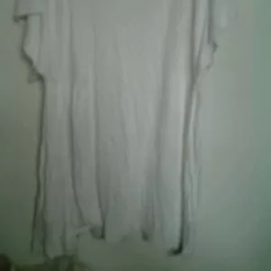 Белая  футболка.