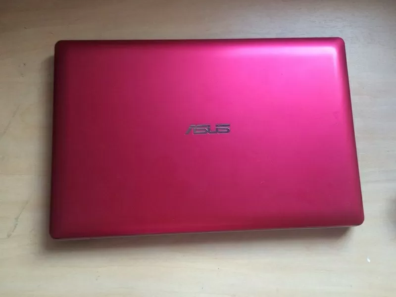 Компактный,  тонкий и легкий ноутбук ASUS X201E розового цвета. 