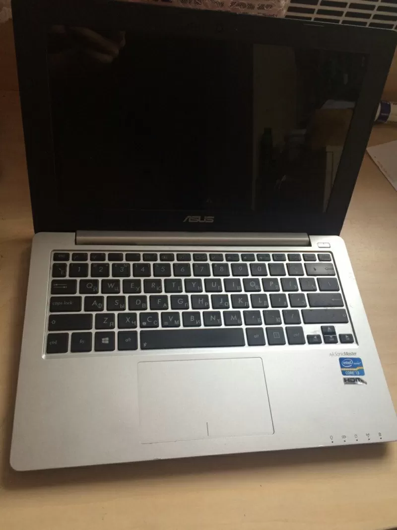 Компактный,  тонкий и легкий ноутбук ASUS X201E розового цвета.  3