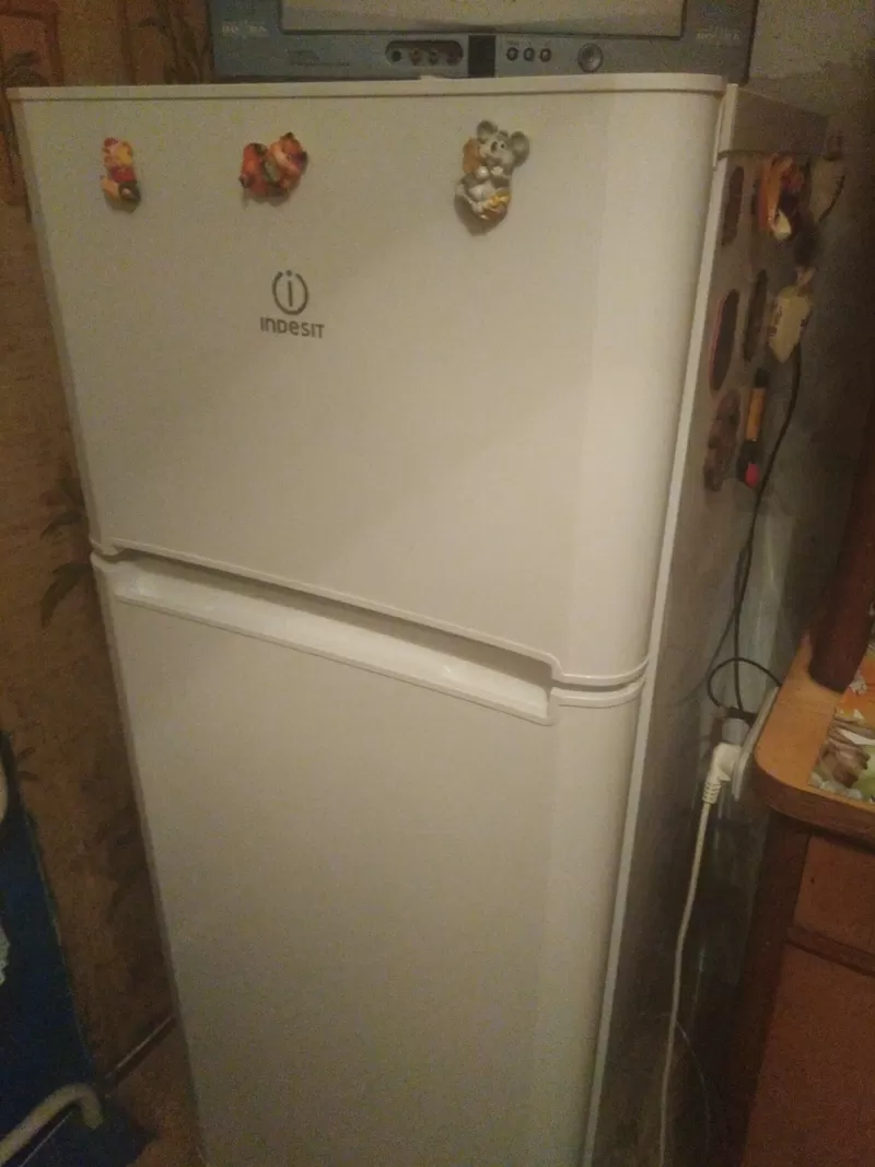 Продам холодильник Indesit